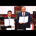 Pan marszałej Woj. Ślaskiego i Pan gubernator Prefektury Gifu trzymją w rękach podpisane porozumienie 